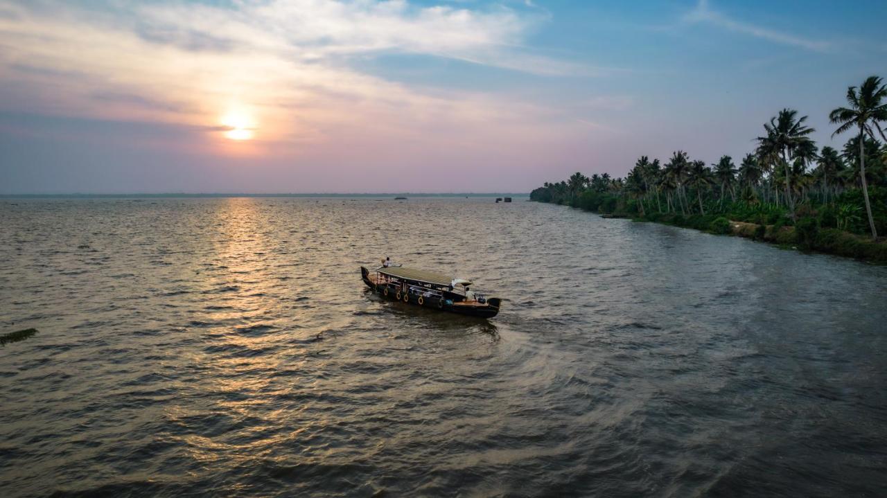 Amritara A Beach Symphony Hotel Mararikulam Bagian luar foto