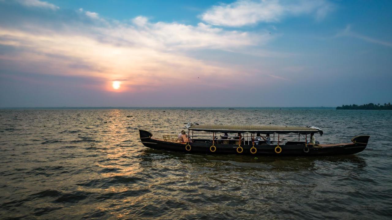 Amritara A Beach Symphony Hotel Mararikulam Bagian luar foto