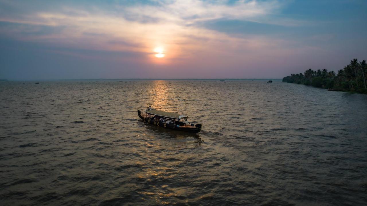 Amritara A Beach Symphony Hotel Mararikulam Bagian luar foto